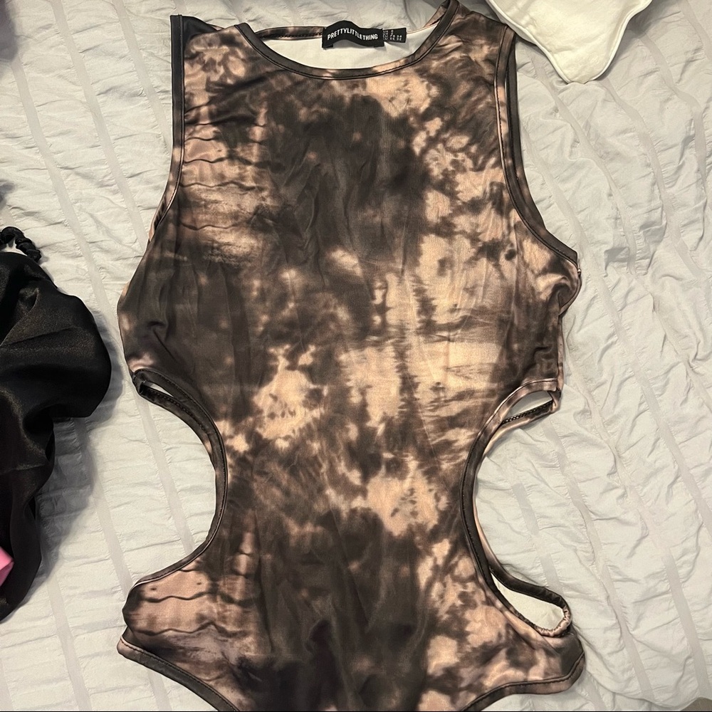 Cutout bodysuit size US 2 prettylittlething
